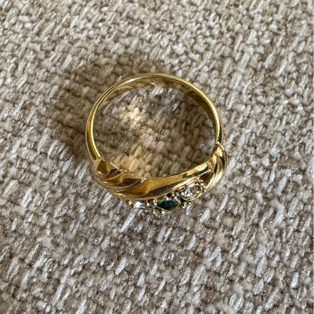 Women's Goldtone Twist Ring with Green/Clear Stones Sz 6.5 - Picture 6 of 7